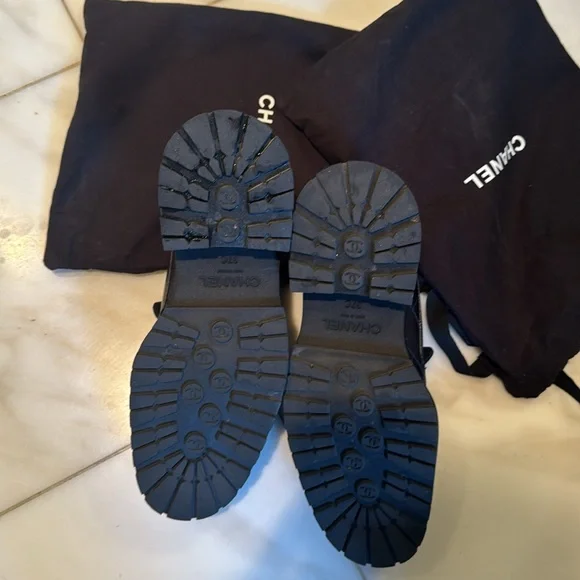 CHANEL Black Leather CC Logo Chunky Loafers - Picture 4 of 6